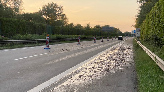 Auf der Fahrbahn der Autobahn 27 liegen großflächig verteilt Fischabfälle - ein Fahrstreifen ist gesperrt. © Polizeiinspektion Cuxhaven Foto: Polizeiinspektion Cuxhaven