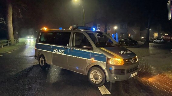 Einsatzkräfte der Polizei und Feuerwehr haben die Landstraße in Richtung Fischerhude gesperrt. © Nord-West-Media TV 