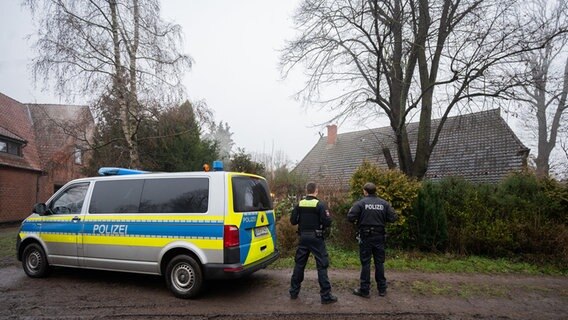 Ein Streifenwagen steht vor einem Haus, in dem am Vorabend zwei Tote aufgefunden wurden. © picture alliance Foto: Julian Stratenschulte