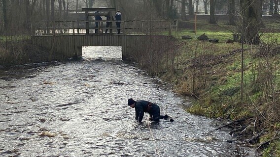Polizisten suchen suchen nach Beweismitteln. © Polizeiinspektion Verden / Osterholz 