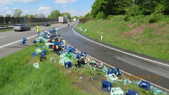 Getränkekisten und Flaschen liegen in der Auffahrt zur A28 bei Westerstede. © Polizeiinspektion Oldenburg-Stadt / Ammerland 