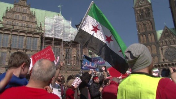 Junge Syrer demonstrieren in Bremen für Aleppo. © NDR Foto: Silke Rudolph