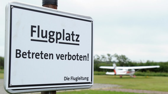 Ein Hinweisschild steht auf dem Flugplatz der Insel Langeoog. © dpa-Bildfunk Foto: picture alliance / dpa