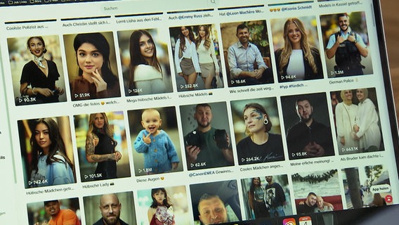 Auf einem Bildschirm sind Portraits von Straßenfotograf Stefan zu sehen. © NDR 