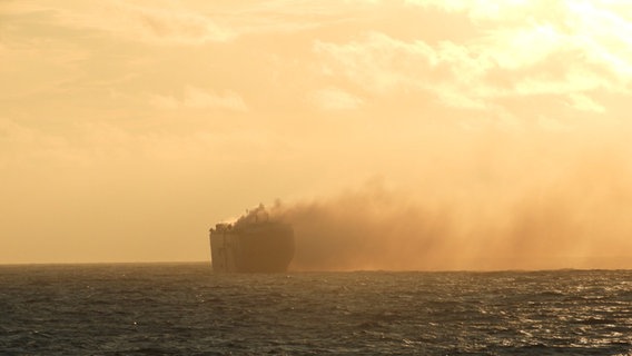 Der brennende Frachter "Fremantle Highway" liegt vor Ameland auf dem Meer. © Rijkswaterstaat 