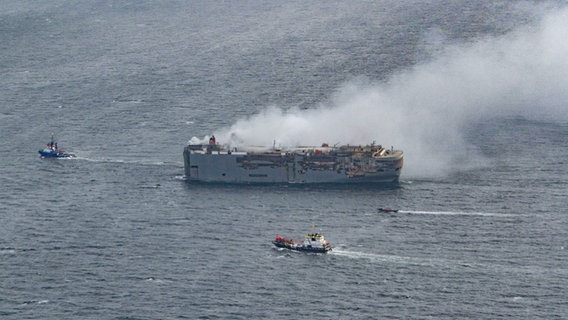 Ein Foto, das von der niederländischen Küstenwache zur Verfügung gestellt wurde, zeigt den brennenden Frachter "Fremantle Highway" auf der Nordsee. © Kustwacht Nederland 