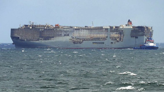 Die Aufnahme, die von der niederländischen Küstenwache zur Verfügung gestellt wurde, zeigt den Autofrachter «Fremantle Highway» in der Nordsee. © Flugzeug der Küstenwache/Küstenwache der Niederlande/dpa 