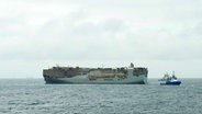 Ein Foto, das von der niederländischen Küstenwache zur Verfügung gestellt wurde, zeigt den Frachter "Fremantle Highway". © Coast Guard Netherlands 