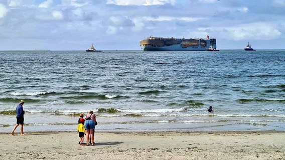 Der havarierte Frachter "Fremantle Highway" wird von Schleppern vor Borkum über das Meer gezogen. © Jan Bruins Foto: Jan Bruins