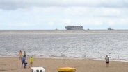 Der havarierte Frachter "Fremantle Highway" wird von Schleppern vor Borkum über das Meer gezogen. © NonstopNews 