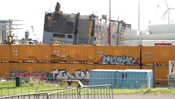 Der havarierte Frachter "Fremantle Highway" liegt im Hafen von Eemshaven. © NonstopNews 