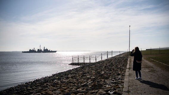 Fregatte "Lübeck" tankt in Warnemünde auf NDR.de