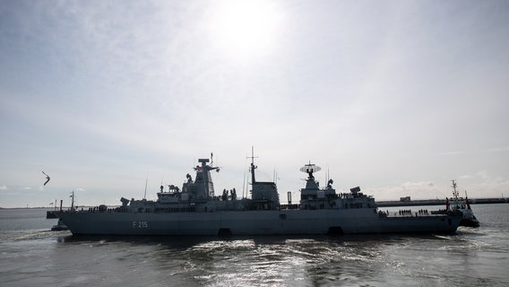 Die Fregatte "Brandenburg" läuft zum Einsatz aus. © dpa-Bildfunk Foto: Sina Schuldt