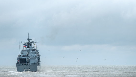 Die Fregatte "Schleswig-Holstein" verlässt den Hafen von Wilhelmshaven in Richtung Ägäis. © dpa-Bildfunk Foto: Sina Schuldt