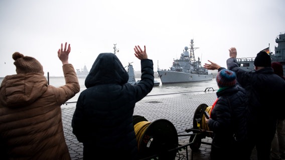 Angehörige winken der Besatzung der Fregatte «Lübeck» bei der Abfahrt. © dpa Foto: sina Schuldt