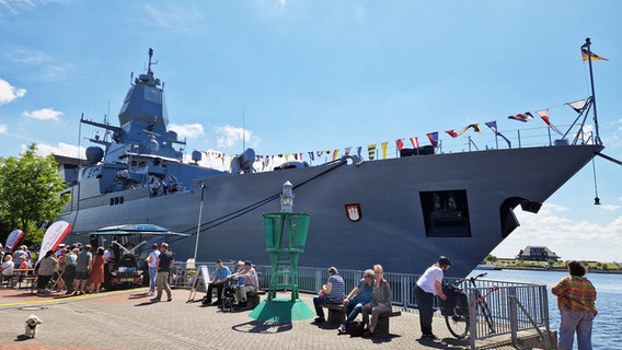 Die Fregatte Hamburg in Wilhelmshaven © NDR Foto: Maren Bruns