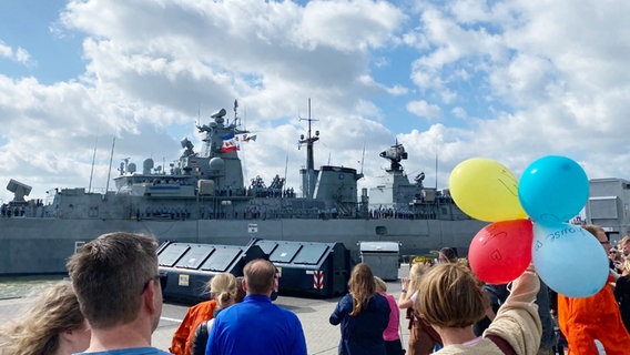 Die Fregatte "Mecklenburg-Vorpommern" läuft in Wilhelmshaven ein. © NDR Foto: Peter Becker
