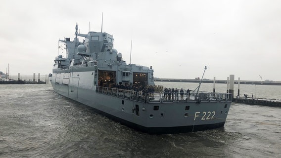 Die Fregatte "Baden-Württemberg" verlässt den Marinestützpunkt in Wilhelmshaven. © NDR Foto: Jutta Przygoda