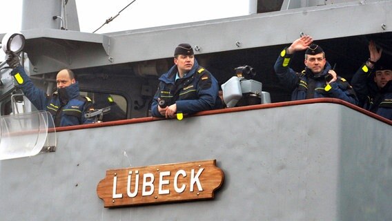 Die Fregatte Lübeck legt in Wilhelmshaven am Marinestützpunkt ab. Die Besatzung verabschiedet sich von der Angehörigen und winken vom Schiff aus. © dpa Bildfunk Foto: Jaspersen Carmen