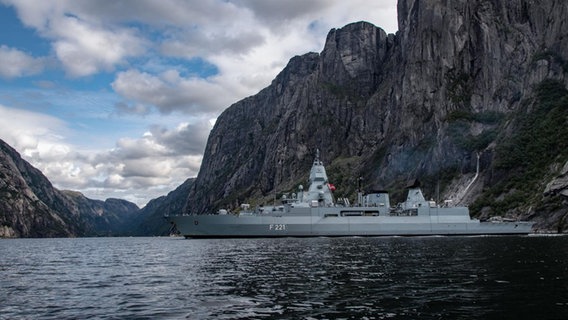 Die Fregatte "Hessen" im norwegischen Lysefjord (während der Teilnahme an der "Very High Joint Readiness Task Force" der NATO). Die Fregatte "Hessen" im norwegischen Lysefjord (während der Teilnahme an der "Very High Joint Readiness Task Force" der NATO). © Bundeswehr/Kloecking