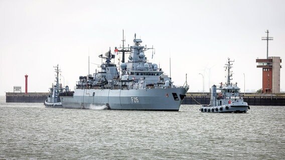 Die Fregatte "Brandenburg" (F215, M) wird bei ihrer Rückkehr aus dem Mittelmeer von Schleppern an ihren Liegeplatz gebracht. © dpa Foto: Focke Strangmann