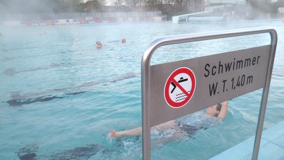 Badegäste schwimmen im Freibad in Weener © NDR Foto: Sebastian Duden