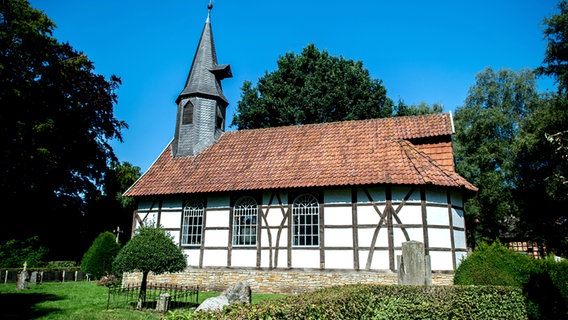 Eine historische Dorfkirche steht im Museumsdorf Cloppenburg. © dpa-Bildfunk Foto: Hauke-Christian Dittrich