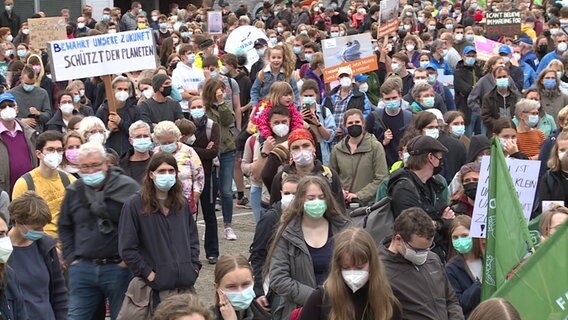 Zahlreiche Menschen nehmen in Oldenburg an einem Klimastreik teil. © NDR 