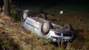 Ein Pkw liegt im Landkreis Ammerland auf seinem Dach in einem Straßengraben. © TeleNewsNetwork 