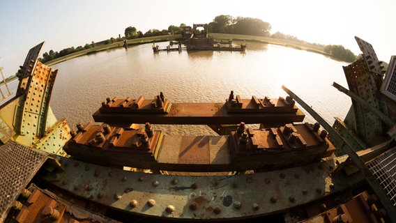 Die zerstörte Friesenbrücke bei Weener am 20.06.2018. Die zerstörte Friesenbrücke bei Weener am 20.06.2018. © picture alliance/dpa Foto: Mohssen Assanimoghaddam