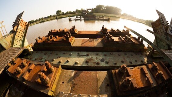 Ein Blick auf die bei einer Kollision zerstörte Friesenbrücke. © picture alliance/dpa Foto: Mohssen Assanimoghaddam