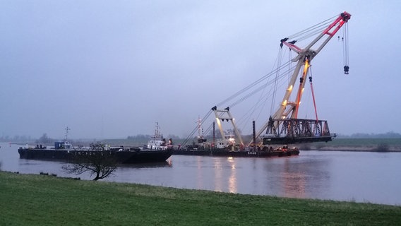 Die zerstörte Friesenbrücke wird mit einem Kran demontiert. © NDR Foto: Christopher Haar