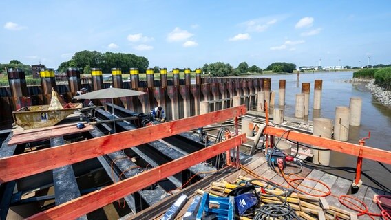 Weener: Die Baustelle der Friesenbrücke an der Ems. © dpa-Bildfunk Foto: Sina Schuldt