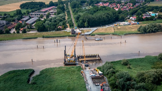 Weener: Die Baustelle der Friesenbrücke an der Ems. (Luftaufnahme mit einer Drohne) © dpa-Bildfunk Foto: Sina Schuldt