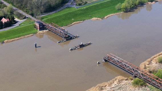 Die Friesenfähre fährt auf der Ems an der zerstörten Friesenbrücke vorbei. © picture alliance /dpa Foto: Tobias Bruns