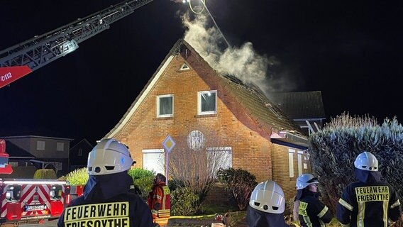 Rauch steigt von einem Dachstuhl eines Hauses in Friesoythe auf. © Andre van Elten/dpa Foto: Andre van Elten/dpa