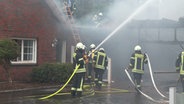 Einsatzkräfte der Feuerwehr bei einem Brand in Friesoythe. © NWM 