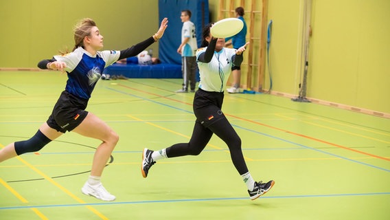Das Bild zeigt junge Menschen bei einem Indoor Frisbee Wettkampf. © Matt Bulow Foto: Matt Bulow