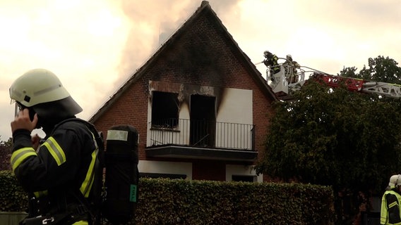 Feuerwehrleute löschen ein brennendes Einfamilienhaus in Ganderkesee. © NonstopNews 