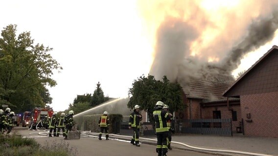 Feuerwehrleute löschen ein brennendes Einfamilienhaus in Ganderkesee. © NonstopNews 