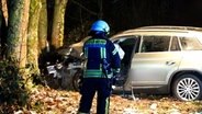Ein Pkw steht nach einem Unfall mit zerdrückter Front an einem Baum. © Nord-West-Media TV 