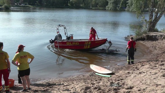 DLRG-Einsatz am Falkensteinsee (Ganderkesee). Hier ist ein Mensch gestorben. © Nord-West-Media TV 
