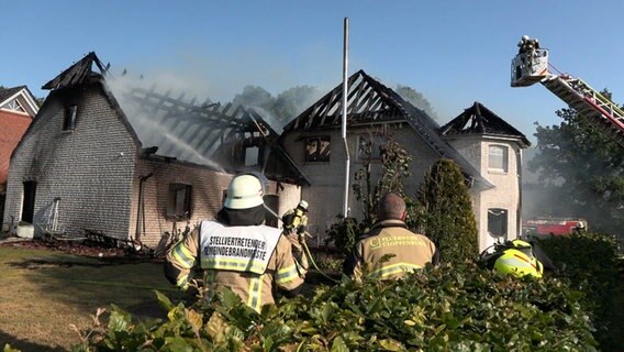 Ein zerstörtes Haus nach einem Brand in Garrel. © Nord-West-Media TV und Nachrichten GmbH Foto: Nord-West-Media TV und Nachrichten GmbH