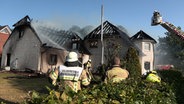 Ein zerstörtes Haus nach einem Brand in Garrel. © Nord-West-Media TV und Nachrichten GmbH Foto: Nord-West-Media TV und Nachrichten GmbH