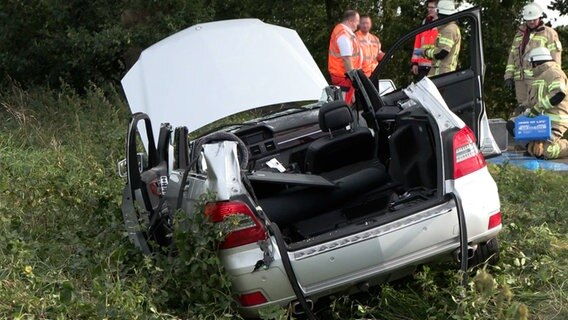 Einem Auto wurde nach einem Unfall das Dach entfernt. © Nord-West-Media TV 