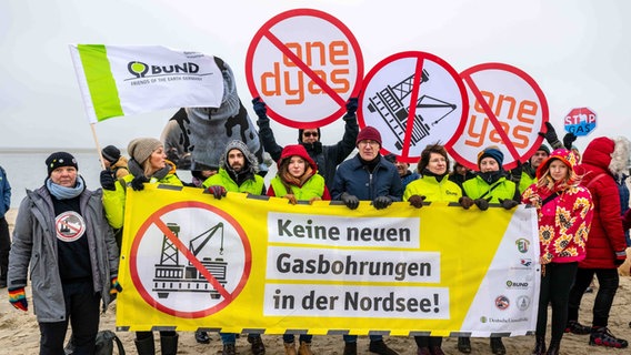 Umweltschützer und Insulaner demonstrieren am Weststrand mit Bannern und Plakaten gegen die geplante Erdgasförderung. © picture alliance/dpa Foto: Sina Schuldt