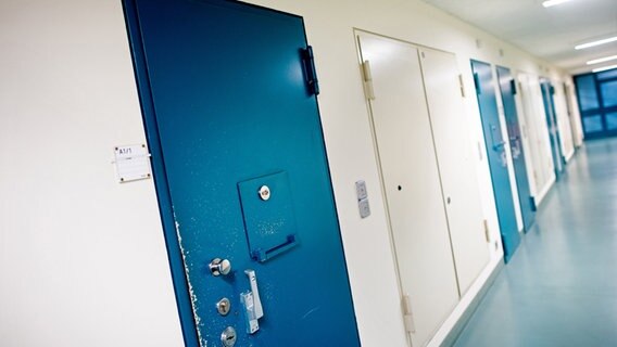 Themenbild: Verschlossene Tür einer Gefängniszelle der Justizvollzugsanstalt (JVA). © Hauke-Christian Dittrich/dpa Foto: Hauke-Christian Dittrich/dpa