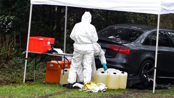 Spurensicherung an Kanistern mit Treibstoff vor einem mutmaßlichen Fluchtfahrzeug in Großenkneten-Ahlhorn. (Hintergrund: In Oldenburg wurde ein Geldautomat gesprengt.) © NonstopNews 