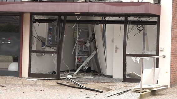 Die Glasfront einer Bank-Filliale in Stuhr ist nach einer Geldautomatensprengung komplett zerstört. © NWM 