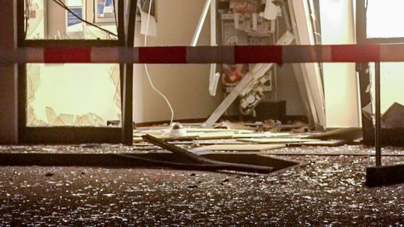 Eine stark beschädigte Bank-Filliale in Stuhr nach einer Geldautomatensprengung © NWM 